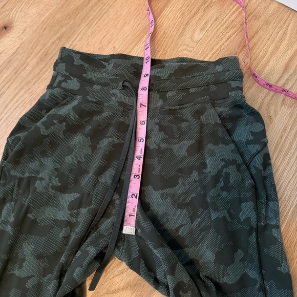 Lululemon 29” Ready to Rulu Jogger Heritage Camo Dark Olive Green Twill Size 2 - Picture 5 of 10